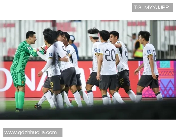 球星赛场胜利动作展现激情足球魅力与团队精神力量